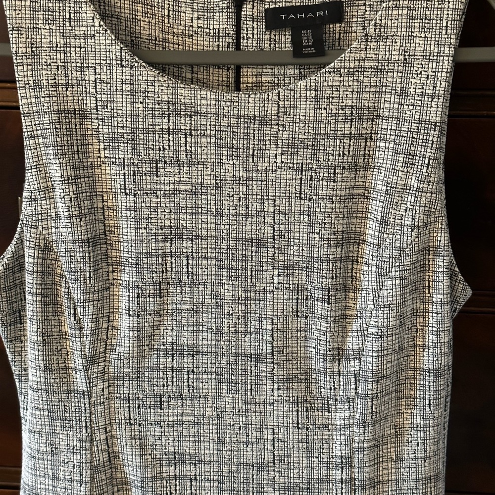 Sleeveless dress with side slit pockets
